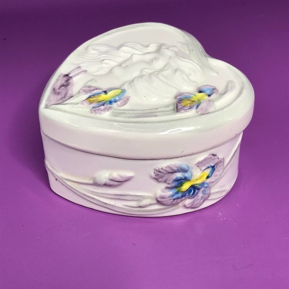 Vintage Ceramic Heart Trinket Box Raised Cameo Handcrafted Belle Epogue Japan - Picture 4 of 11